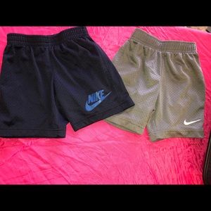 Boys Nike shorts tags say xs 4